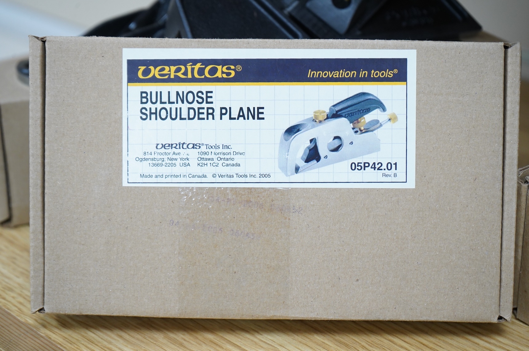 Two boxed Veritas planes; a chisel plane (05P2101), together with a bullnose shoulder plane (05P42.01)